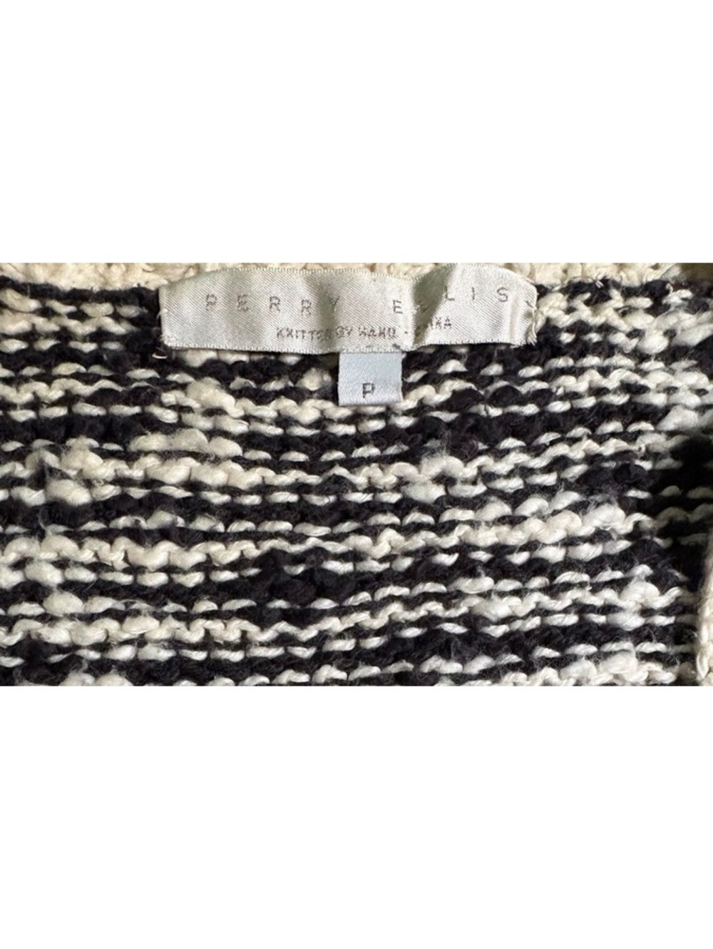 80’s boxy hand knit Perry Ellis Cardigan - Woman’s Small - Picture 5 of 5